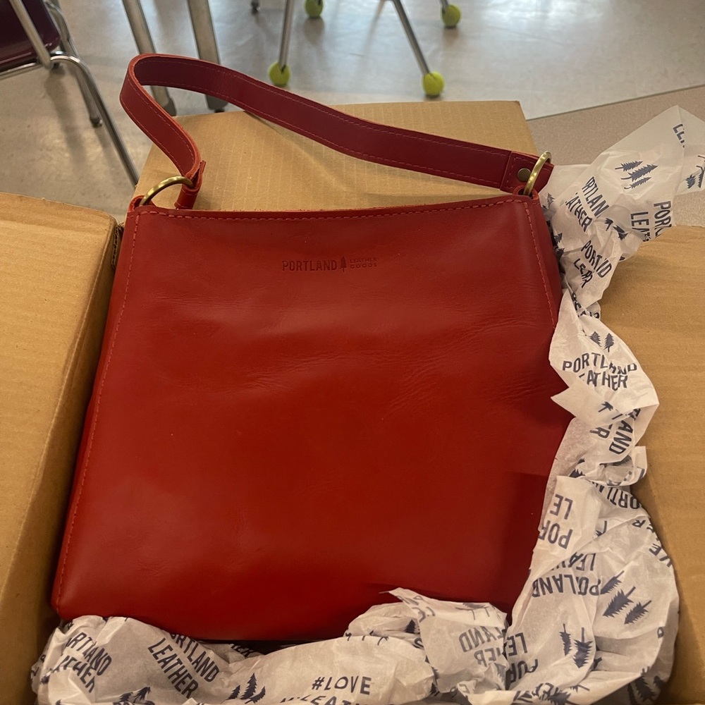 New  Portland Leather Goods Ruby Leather Triangle Shoulder Bag - Picture 3 of 9